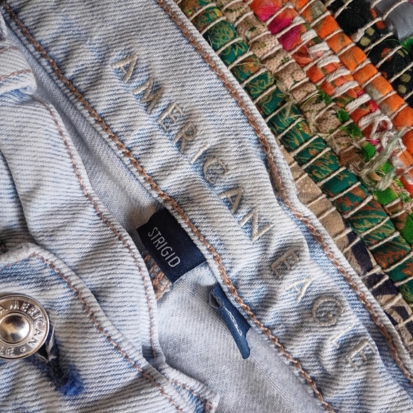 American Eagle Light Wash Jeans - Picture 2 of 4